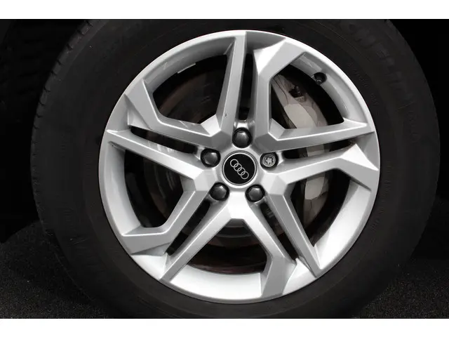 Audi Q5 50 TFSI e quattro PHEV Prestige | Navigatie | Apple Carplay/Android Auto | Adaptive Cruise Control | Parkeersensoren | Camera | Lane Assist | Elektrische achterklep | Matrix | LED koplampen | Dynamische knipperlichten | Inklapbare trekhaak | Virtual Cockpit | Stoelverwarming | Privacyglass | Ambienteverlichting Multicolor