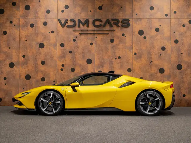 Ferrari SF90 Stradale 4.0 V8 | Lift | Carbon | Racing Seats | Giallo Triplo Strato |
