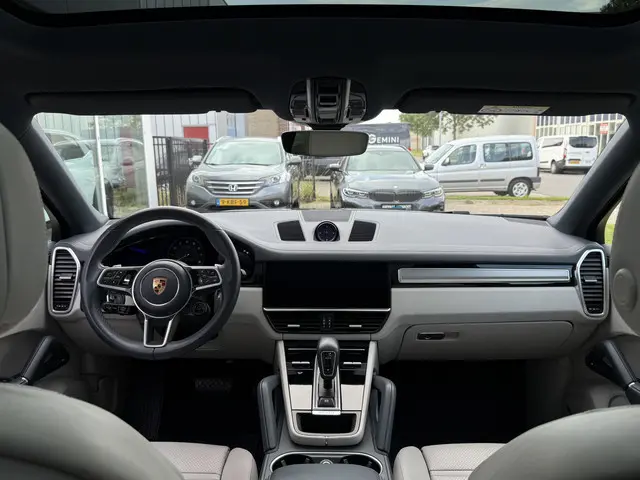 Porsche Cayenne Coupé 3.0 E-Hybrid Platinum Editie Pano | Trekhaak | Sportchrono | Luchtvering