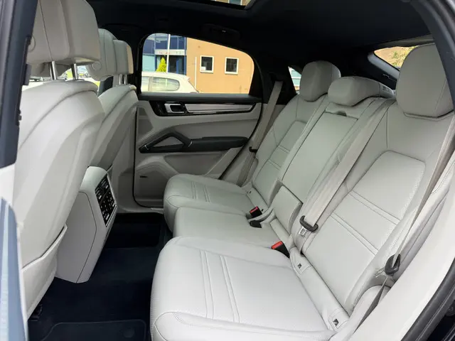 Porsche Cayenne Coupé 3.0 E-Hybrid Platinum Editie Pano | Trekhaak | Sportchrono | Luchtvering