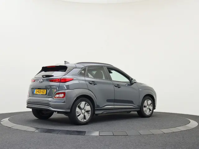 Hyundai Kona EV Premium Sky 64kWh | SOH 100% | Stoelverkoeling | Stoelverwarm
