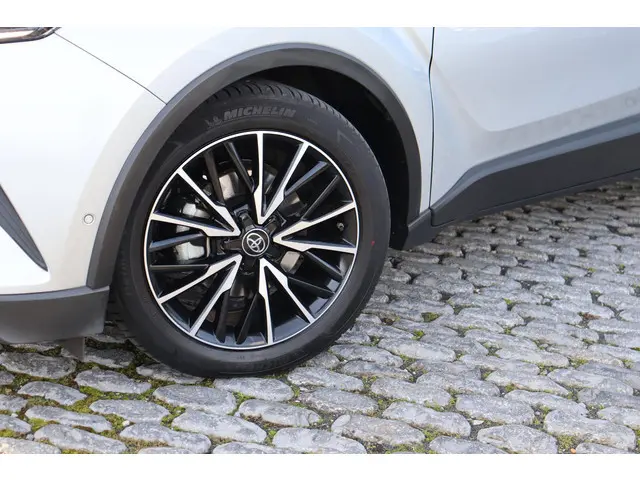 Toyota C-HR 1.8 Hybrid Premium, Trekhaak, BSM, JBL, Stoelverwarming, Stuurverwarming, Parkeersensore...