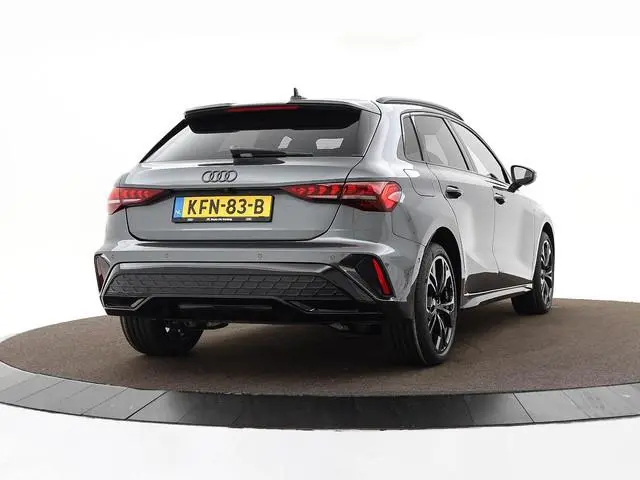 Audi A3 Sportback 45 TFSIe 272pk S-tronic S edition Competition · Camera · Sonos Audio · Elektrische...