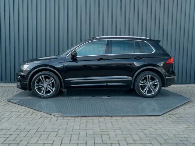 Volkswagen Tiguan 1.4 TSI ACT Highline Business R | Pano | Trekhaak wegkl. | Elk. A-klep | Side Assi...