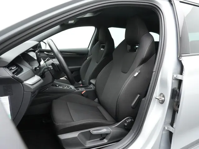 Skoda Octavia Combi 1.0 e-TSI 110 pk DSG Sport Business | Adaptive Cruise | Navigatie | Sportonderst...