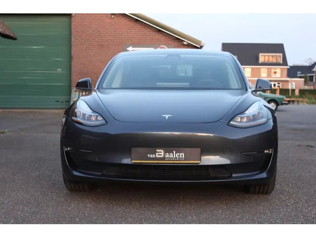 Tesla Model 3 Performance AWD 75 kWh SOh LEER NAVI PANO 105000KM!!