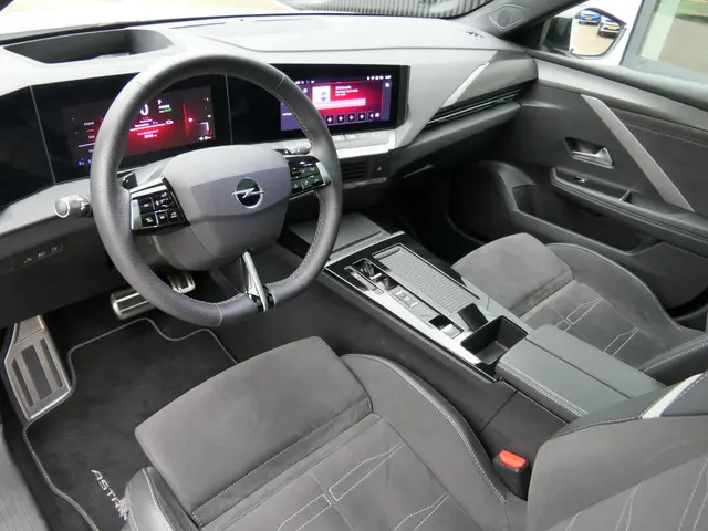 Opel Astra ST 1.6 Turbo 180pk Plug In Hybrid Ultimate | Panoramadak | Trekhaak | 18'' LMV