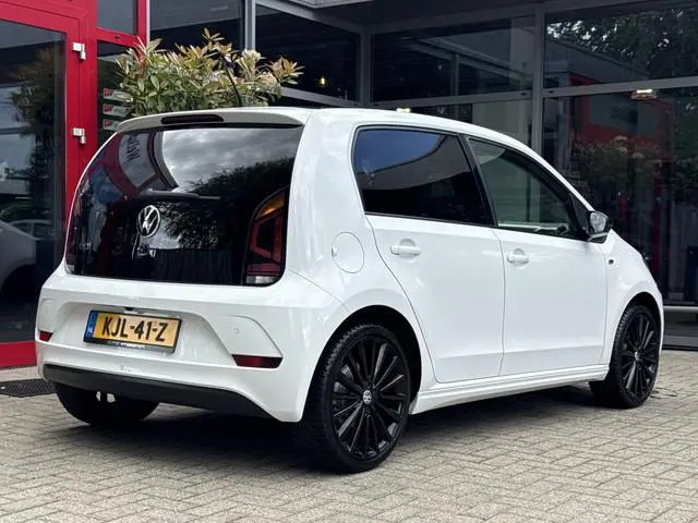 Volkswagen Up! 1.0 *!* R-LINE *!* ECC/ CRUISE/ 17 INCH/ CAMERA/ STOELVERWARMING *!*