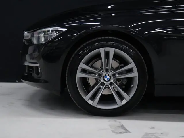 BMW 3-serie 320i Luxury Edition [CAMERA, PDC, STOELVERWARMING, DIGITAL DASH, CRUISE, BLUETOOTH, NAVI...