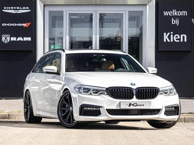 BMW 5-serie Touring 530i High Executive | M-pakket | Leder | Pano dak | Elek.trekhaak | 20 Inch