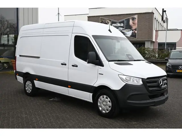 Mercedes-Benz eSprinter 320 RWD L2H2 Pro 81kWh Snellader, Navigatie, Trekhaak, Winterpakket, Etc.