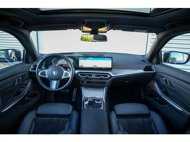 BMW 3-serie Touring 330e xDrive M Pakket Panoramadak HUD Camera ACC Harman Kardon