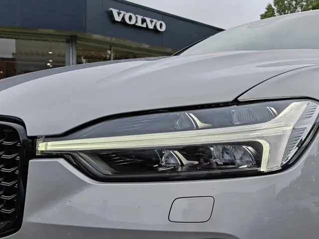 Volvo XC60 T6 AWD 350PK Plug-in hybrid R-Design | Longe Range | Luchtvering | Trekhaak | HUD | BLIS...