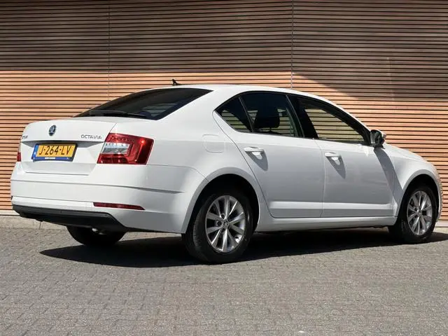 ŠKODA Octavia 1.0 TSI Greentech Business Edition Navi / Carplay / Clima / Lm Velgen