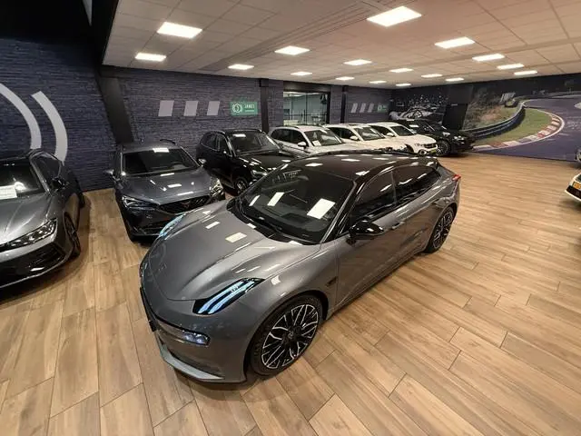 Zeekr 001