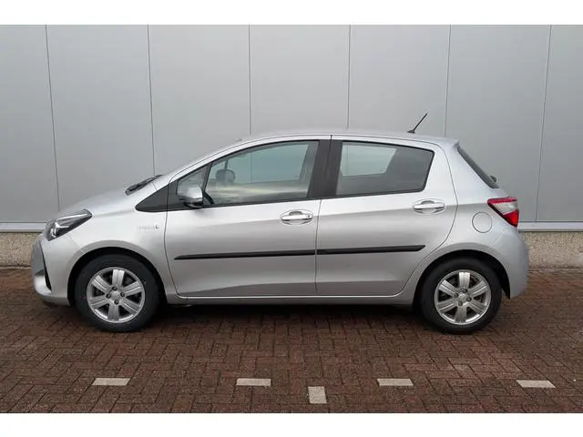 Toyota Yaris 1.5 Hybrid Aspiration Parkeercamera-L.M. velgen-Cruise control-Metallic lak