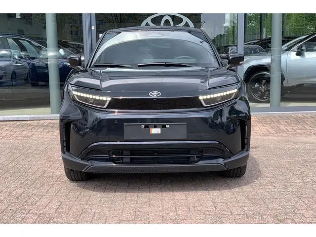 Toyota Urban Cruiser Dynamic 61 kWh | Uit Voorraad Leverbaar! | Camera | LED | Adaptive Cruise Contr...