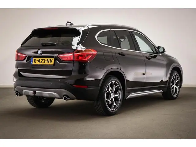 BMW X1 sDrive20i High Executive | LED | LEDER | STUUR / STOEL- VERWARMING | TREKHAAK | 18"