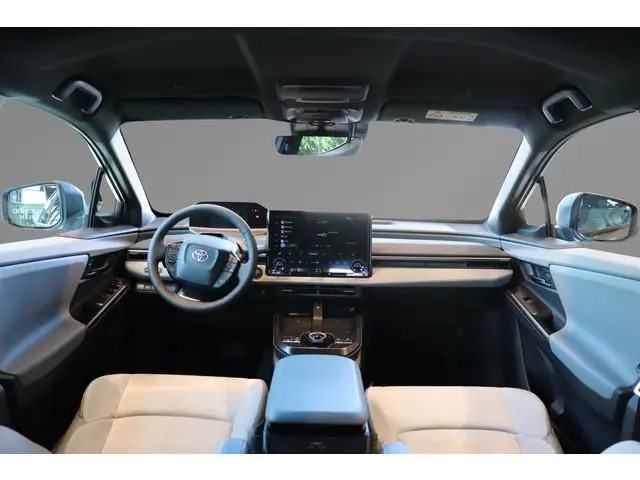 Toyota C-HR+ Executive AWD 77 kWh, Inruilpremie €3.000,-, 22kW AC, Licht Grijs interior, BSM, Bi-Ton...