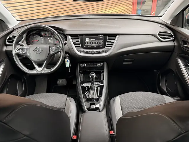 Opel Grandland X 1.2 Turbo Business Executive Navi / Carplay / Stoel en Stuur verwarming / AGR