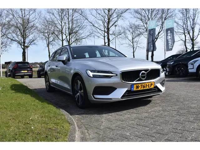 Volvo V60 B3 177PK Automaat Momentum Advantage | ACC | PDC | 17"LMV | Apple Carplay / Android |