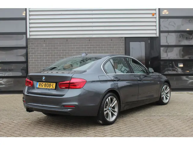 BMW 3-serie 320i High Executive / LCI / Leer / LED / 18"/  N.A.P.