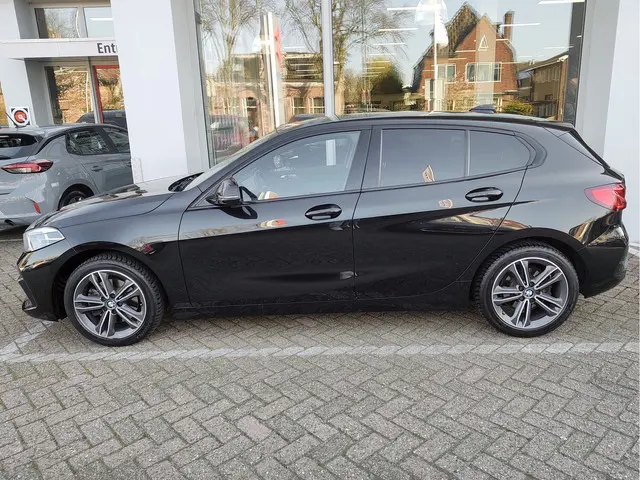 BMW 1-serie 118i EXECUTIVE EDITION AUT. Sport Line | Privacy Glass | Navi | LED