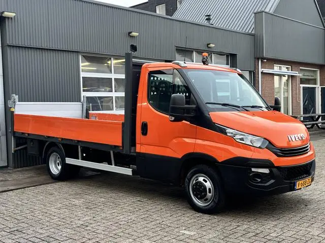 Iveco Daily 35C14 2.3 375 Laadklep 500kg Trekhaak 3500kg trekgewicht Airco 2-Persoons Open laadbak P...
