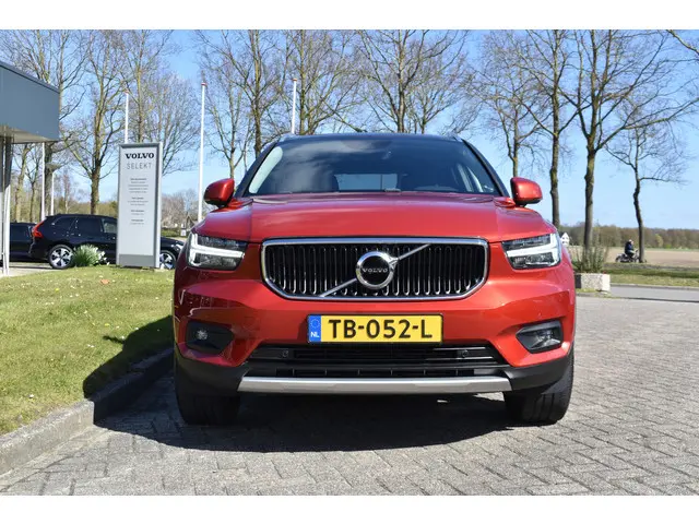 Volvo XC40 T3 156PK Momentum | H&K | Trekhaak | ACC | Leder | Stoelverwarming | Camera
