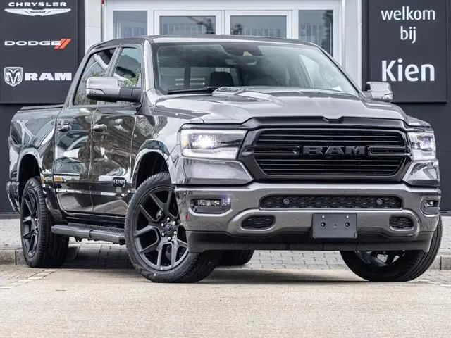 Dodge Ram 1500 5.7 V8 4x4 Crew Cab Night Edition | Pano-Dak | Groot Navi | Elektrisch Sidebars