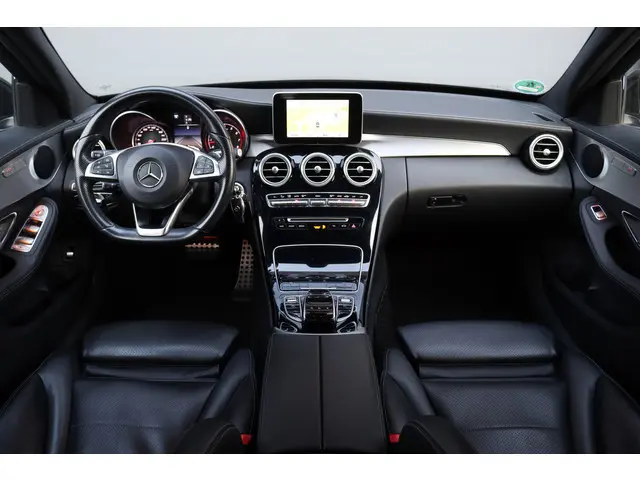 Mercedes-Benz C-klasse 200 AMG Line Aut7 | Leder | Sfeerverlichting | Stoelverwarming | Cruise Control | Climate Control | Regensensor |