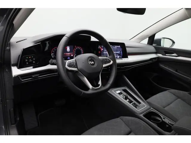 Volkswagen Golf 1.0 eTSI 110 pk DSG Life | Panoramadak | Geheugen-/massagestoel | IQ Light | Achteru...
