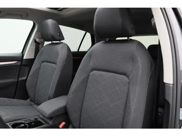 Volkswagen Golf 1.0 eTSI 110 pk DSG Life | Panoramadak | Geheugen-/massagestoel | IQ Light | Achteru...