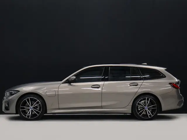 BMW 3-serie Touring 320e Business Edition Plus M Sport [SCHUIFKANTELDAK, APPLE CARPLAY, ANDROID AUTO...