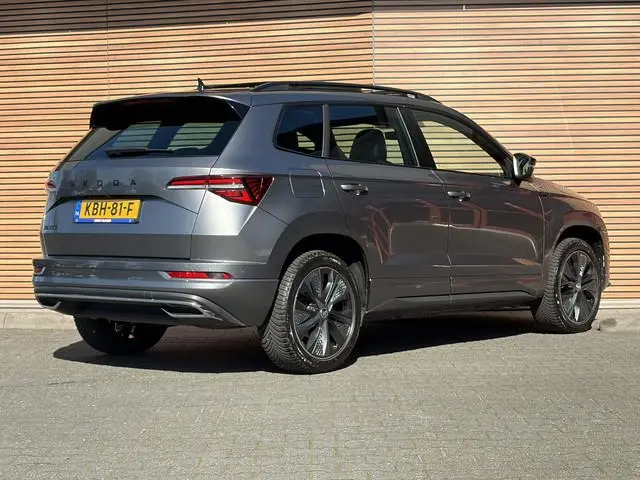ŠKODA Karoq 1.5 TSI ACT Sportline Business Leer / Panoramadak / Camera 360