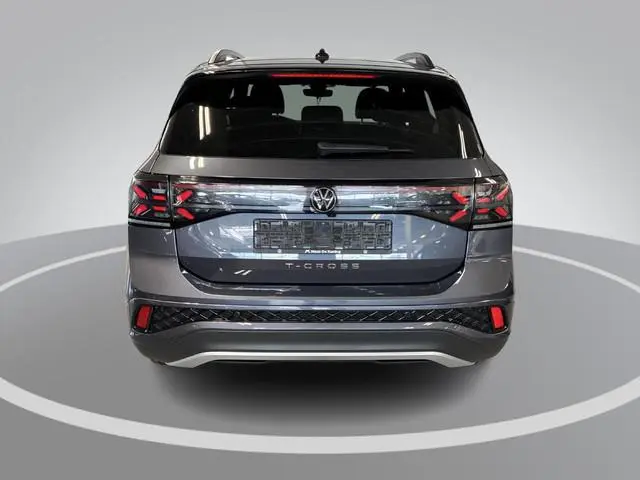 Volkswagen T-Cross 1.5 TSI 150pk DSG R-Line · Trekhaak · Navigatie · Apple/Android Car Play · Camera...