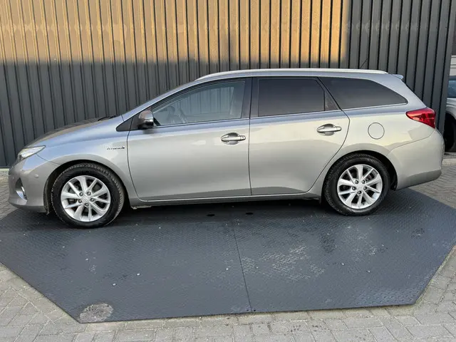 Toyota Auris Touring Sports 1.8 Hybrid Lease+ | Panodak | Stoelverw. | Parkeersensoren V&A | Camera...