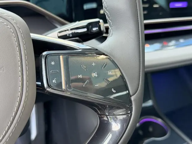 Hongqi EH7