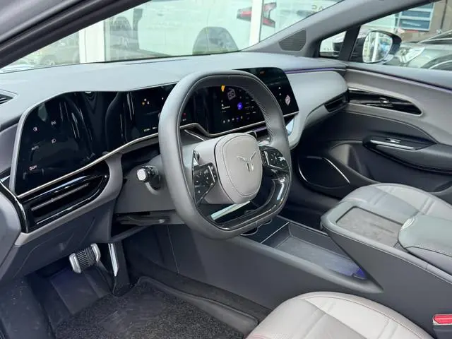 Hongqi EH7