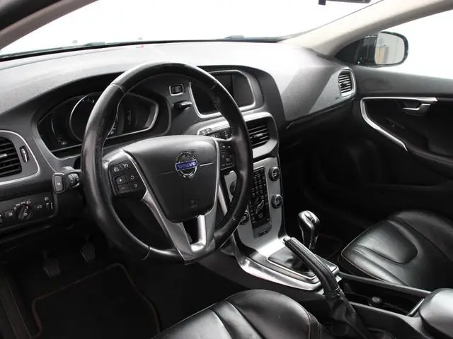 Volvo V40 2.0 T2 Ocean Race Climate Control Navigatie Lederen bekleding Parkeersensoren Trekhaak Lic...
