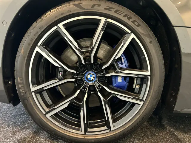 BMW i4 eDrive40 84 kWh | trekhaak | Leder interieur |