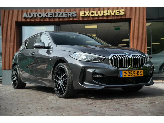 BMW 1-serie 118i High Executive M Pakket Panoramadak Cruise Stoelverw. LED 19''LM