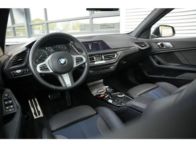 BMW 1-serie 118i High Executive M Pakket Panoramadak Cruise Stoelverw. LED 19''LM