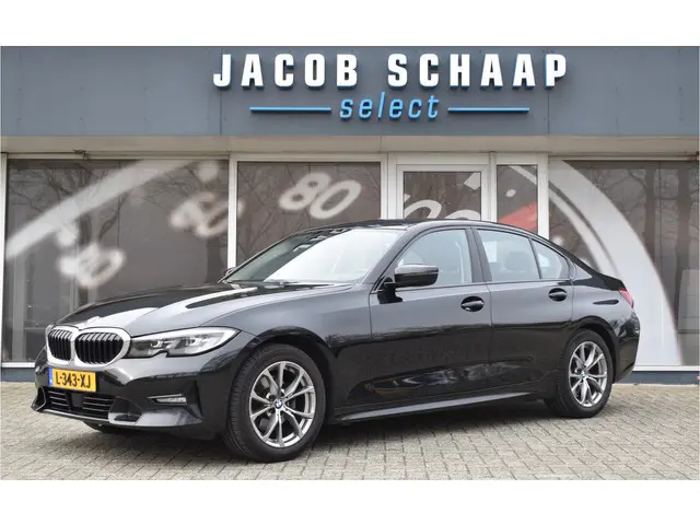 BMW 3-serie 320i High Executive / Carplay / Keyless / Navi / Parkeersensoren v+a / Stoelverwarming /...
