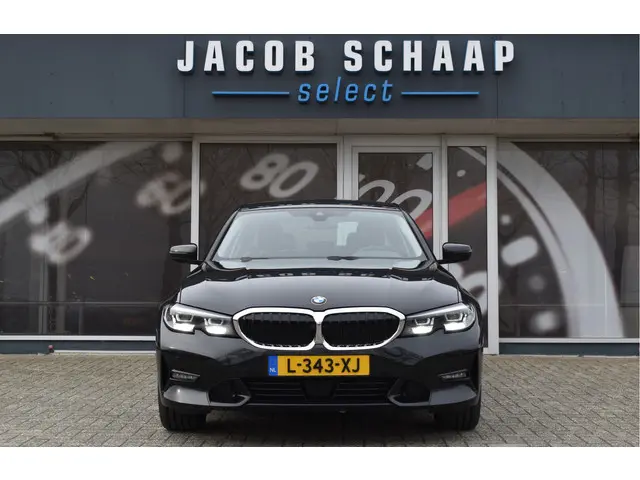 BMW 3-serie 320i High Executive / Carplay / Keyless / Navi / Parkeersensoren v+a / Stoelverwarming /...
