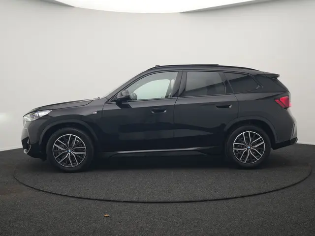 BMW X1 sDrive20i M Sport 156pk Dealer O.H. | Panodak | Lederen Sportstoelen Verwarmd | Adaptive M On...