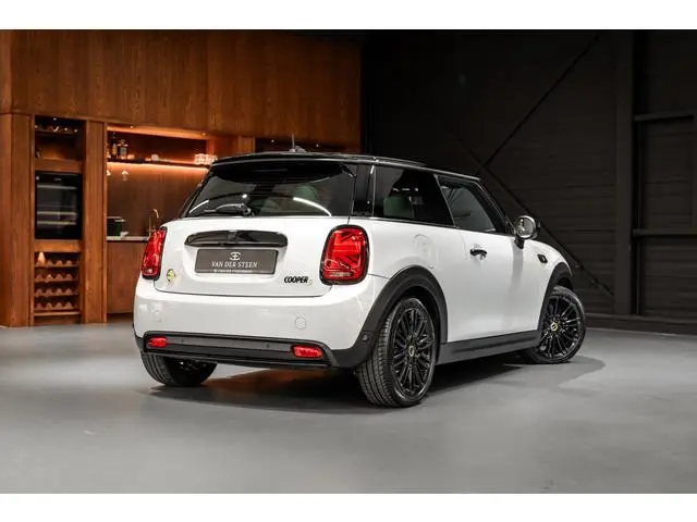 MINI Electric MINI Yours 33 kWh Schuifdak | Adapt. cruise | Sportstoelen | NL Auto