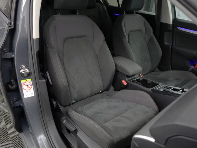 Volkswagen Golf 1.0 eTSI Highline Advance Aut- Stoelmassage, Memory, Sfeerverlichting, Park Pilot, P...