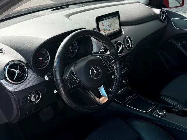 Mercedes-Benz B-klasse B180 | Navi | Half leder | Stoelverwarming | Trekhaak | Sfeerverlichting