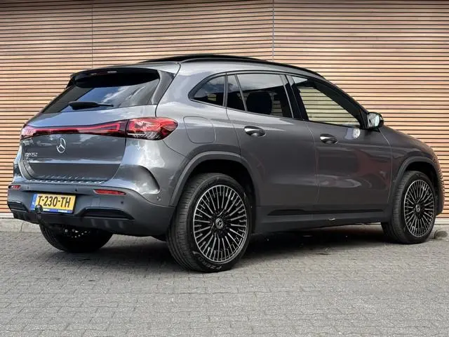 Mercedes-Benz EQA 250 Sport Edition 67 kWh AMG Panoramadak / Trekhaak / SOH 99%